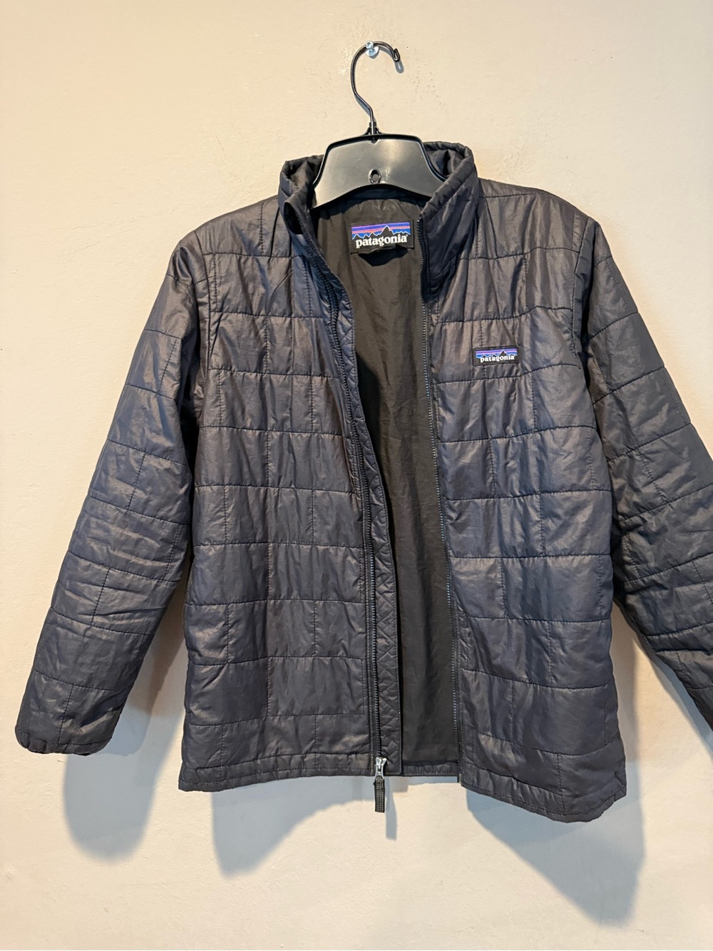 Patagonia  Youth Quilted Puffer Jacket in black fits women XS